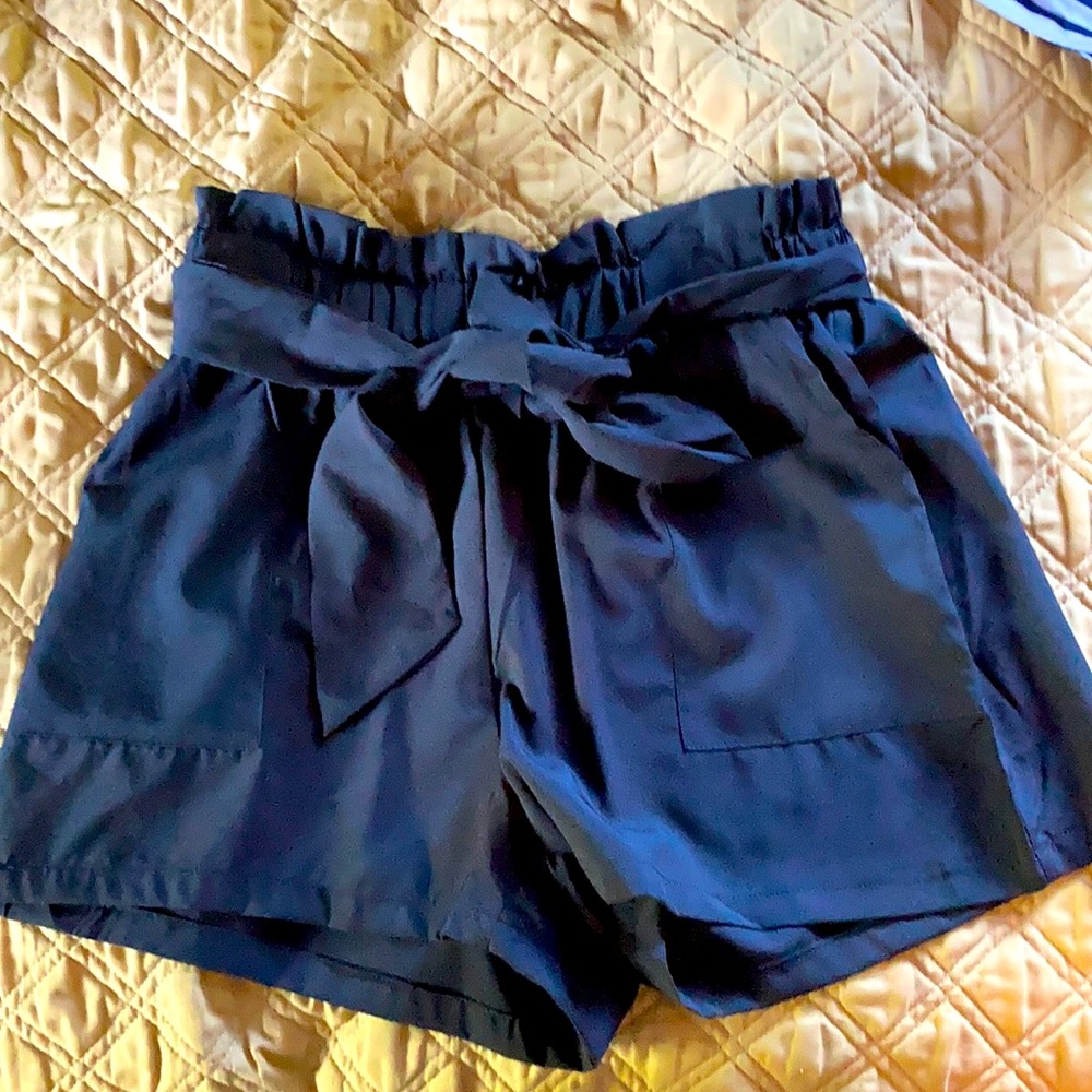 Black paperbag shorts, sz L. 2 inch inseam, comes with belt. Pockets!